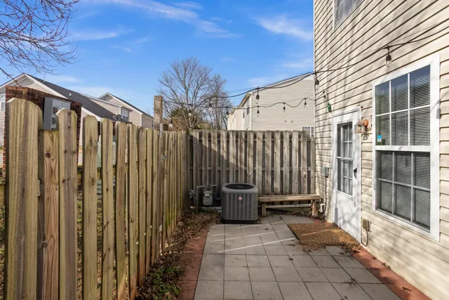 a view of a back yard