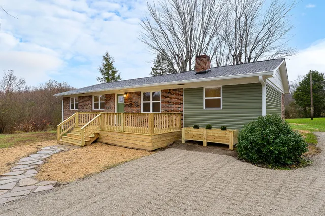 a view of a house with a yard