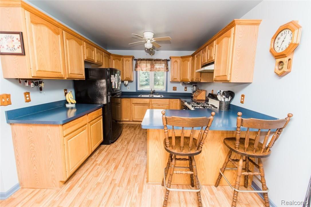 KITCHEN W/OAK CABINETS, PENNISULA AND SNACK BAR OVERHANG, EASY MAINTENCE VINYL FLOORS!