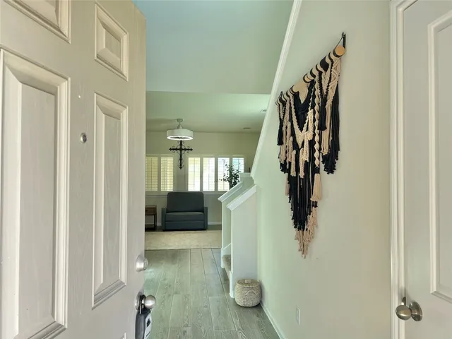 a view of entryway and livingroom with furniture