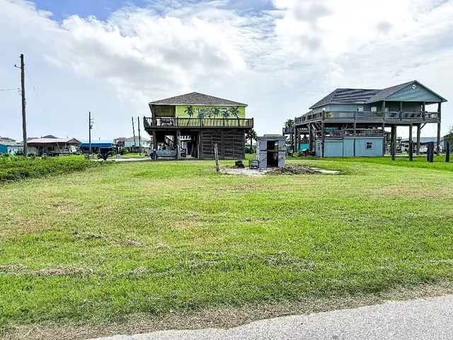 $159,900 | 865 South Crystal Beach Road, Crystal Beach, TX 77650