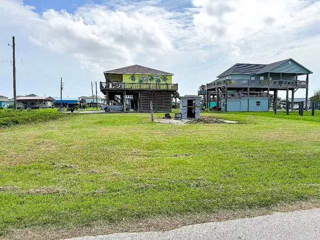 $159,900 | 865 South Crystal Beach Road, Crystal Beach, TX 77650
