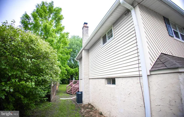 a view of a back yard of the house