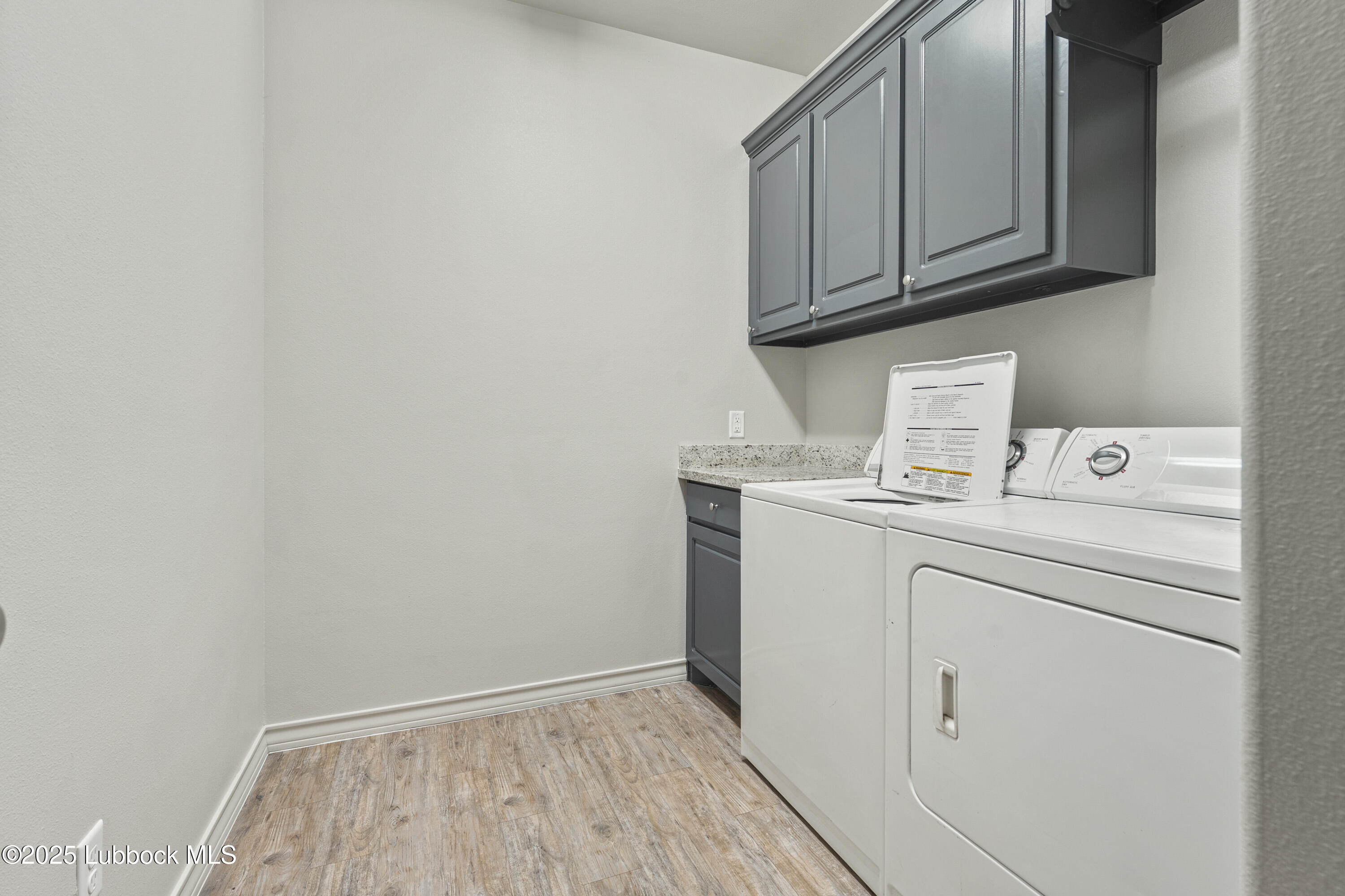 5303 Lehigh Street Lubbock, TX 79416 - Photo 25 of 31 a utility room with dryer and washer