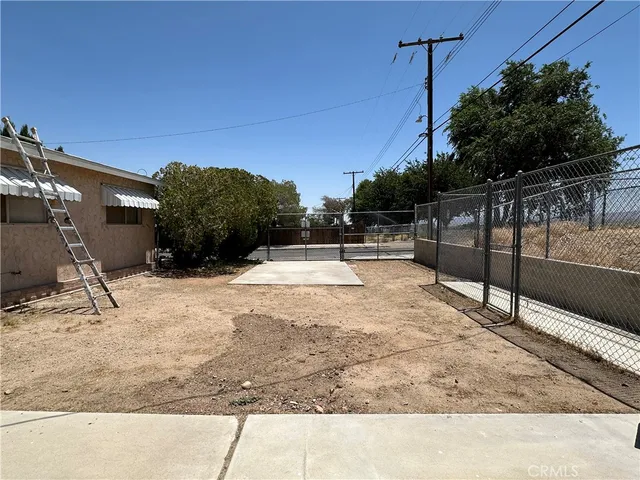 a view of a backyard