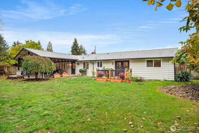 a view of a house with backyard