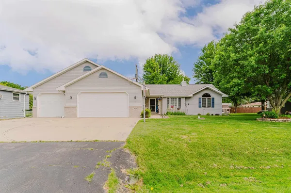 $379,900 | 620 Courtland Avenue, Oshkosh, WI 54901
