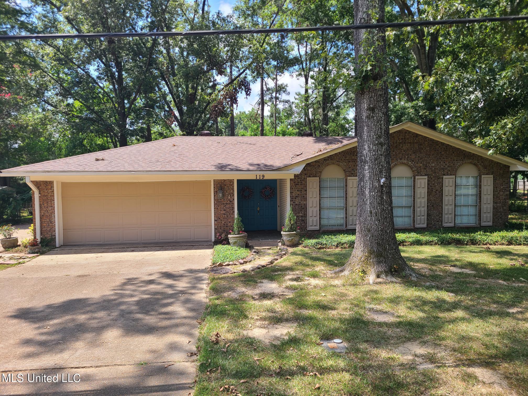119 St Augustine Drive Madison, MS 39110 - Photo 3 of 23 119 St. Augustine Dr. Front Pic 02