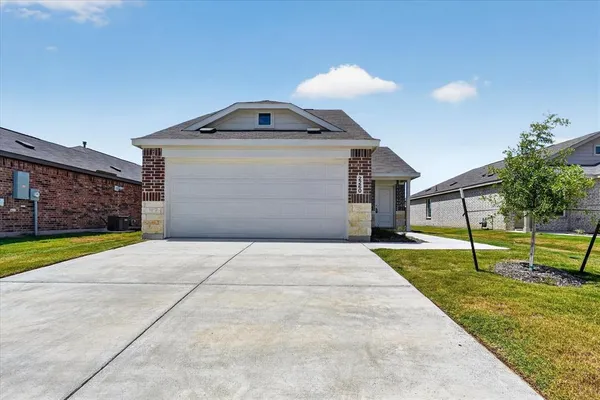 $1,865 | 2260 Neyland Drive, Ennis, TX 75119