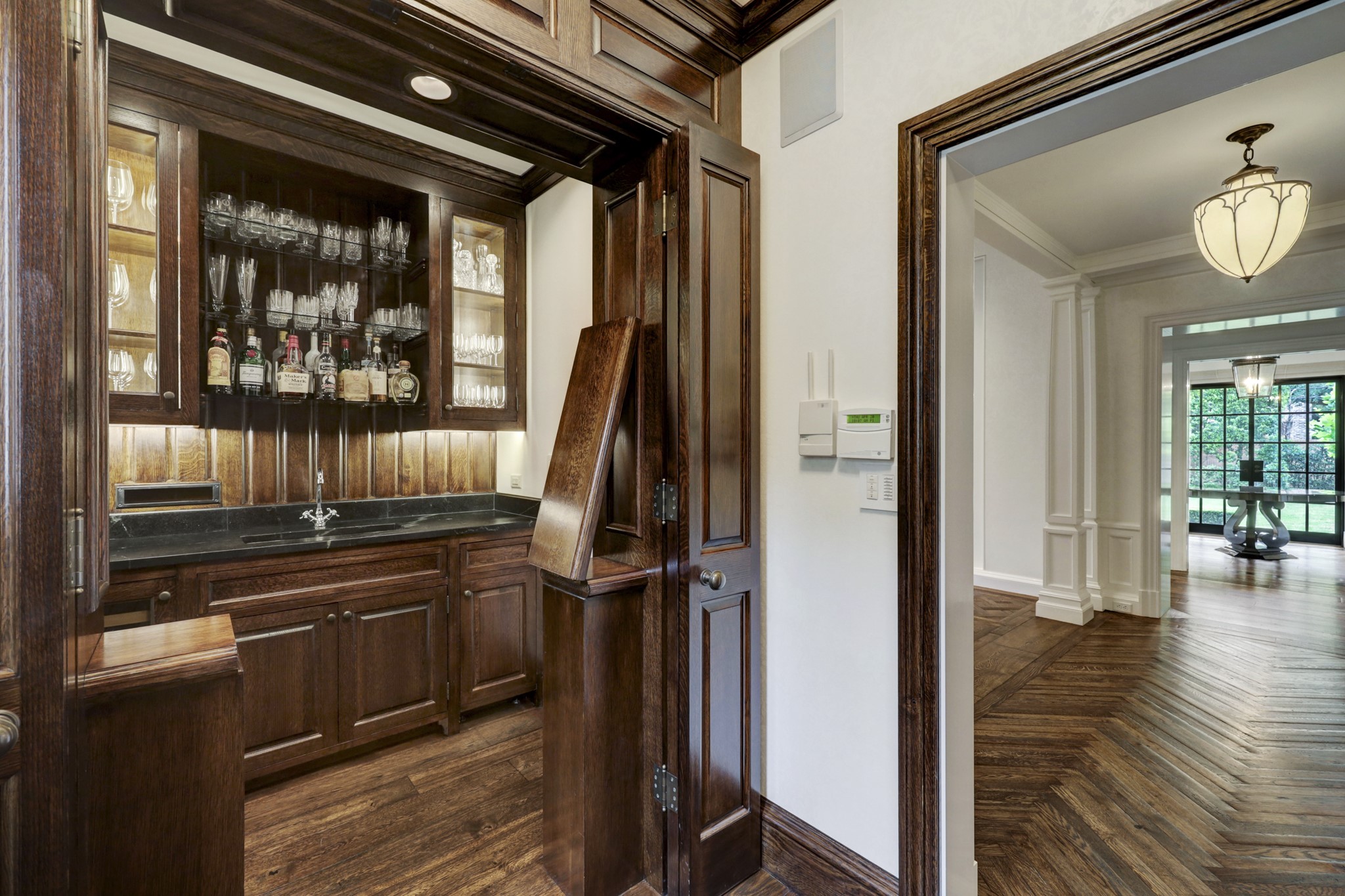 3 Briarwood Court Houston, TX 77019 - Photo 6 of 50 Well-appointed Wet Bar off foyer. Coat closet is also located in this alcove.