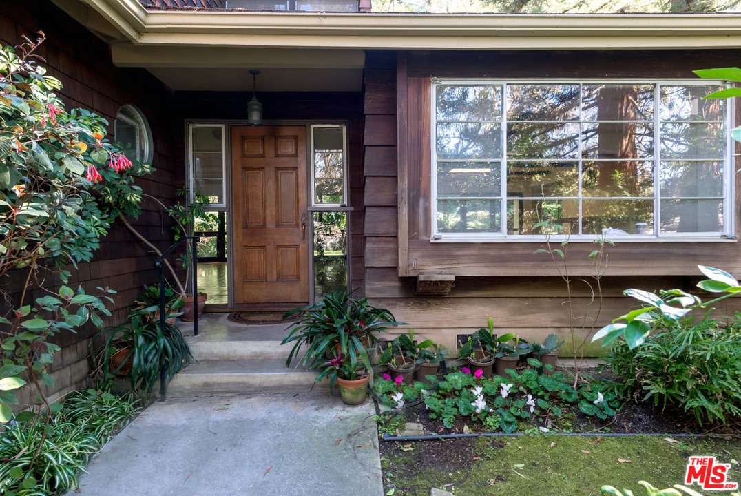 770 Latimer Road Santa Monica, CA 90402 - Photo 3 of 27