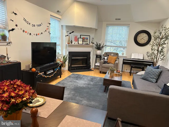 $2,500 | 104 Woodside Road, Unit B305, Haverford, PA 19041