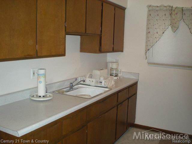 16471 East 10 Mile Road, Unit 6 Eastpointe, MI 48021 - Photo 8 of 17 31239630-7.jpg