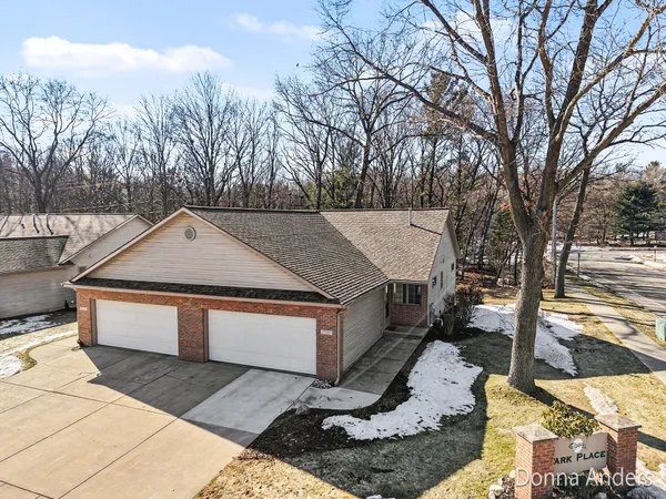 $384,900 | 17595 Park Pl Circle, Spring Lake, MI 49456