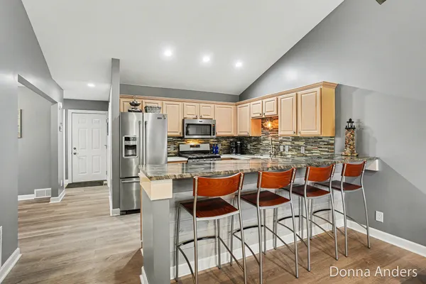 $384,900 | 17595 Park Pl Circle, Spring Lake, MI 49456
