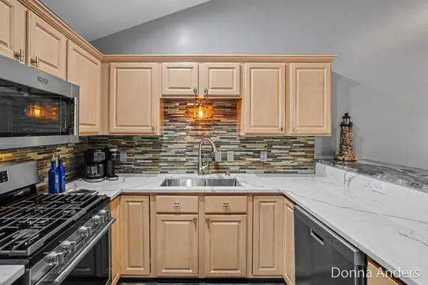 $384,900 | 17595 Park Pl Circle, Spring Lake, MI 49456