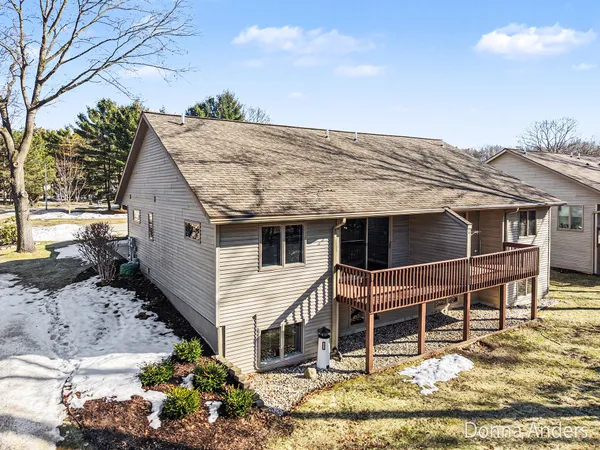 $384,900 | 17595 Park Pl Circle, Spring Lake, MI 49456