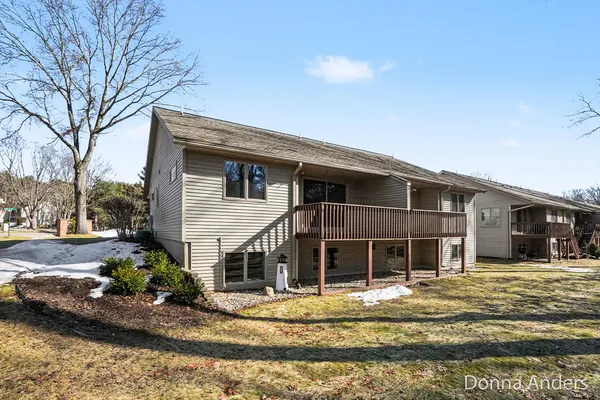 $384,900 | 17595 Park Pl Circle, Spring Lake, MI 49456