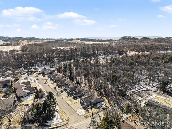 $384,900 | 17595 Park Pl Circle, Spring Lake, MI 49456