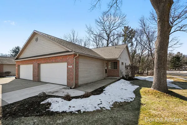 $384,900 | 17595 Park Pl Circle, Spring Lake, MI 49456
