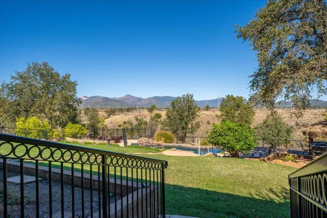 $800,000 | 827 Santa Cruz Drive, Redding, CA 96003