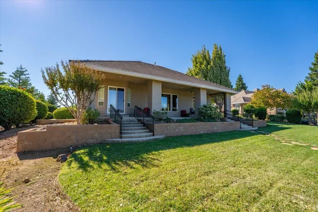 $800,000 | 827 Santa Cruz Drive, Redding, CA 96003