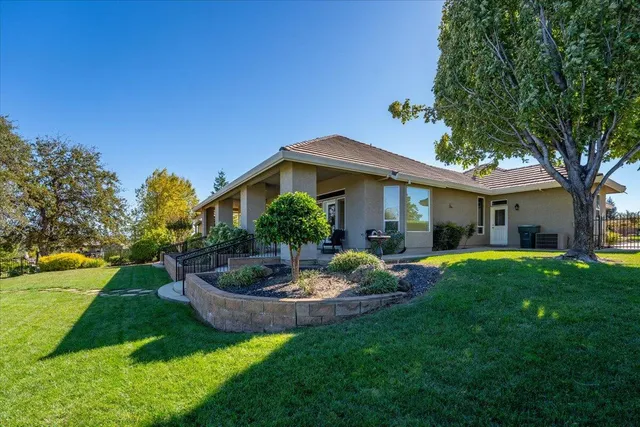 $800,000 | 827 Santa Cruz Drive, Redding, CA 96003