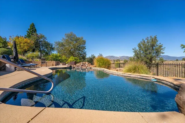 $800,000 | 827 Santa Cruz Drive, Redding, CA 96003