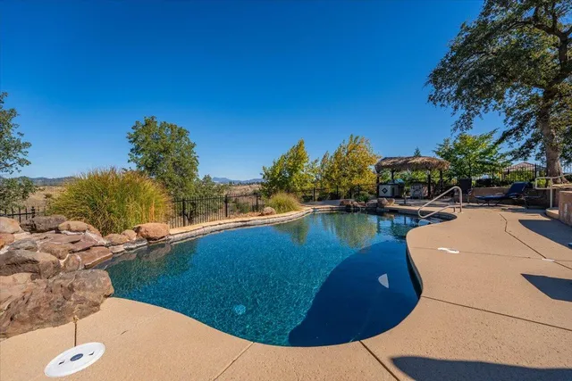 $800,000 | 827 Santa Cruz Drive, Redding, CA 96003