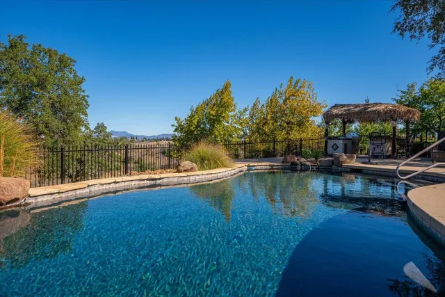 $800,000 | 827 Santa Cruz Drive, Redding, CA 96003