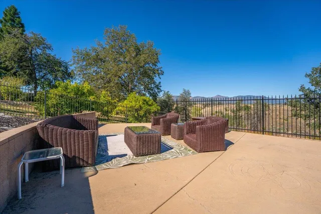 $800,000 | 827 Santa Cruz Drive, Redding, CA 96003