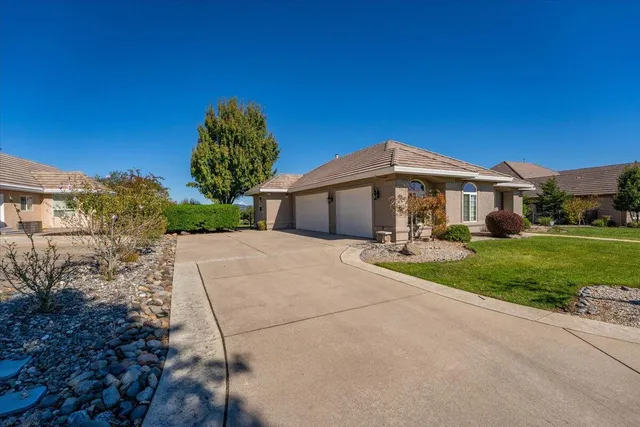 $800,000 | 827 Santa Cruz Drive, Redding, CA 96003