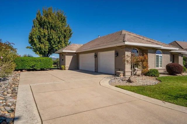 $800,000 | 827 Santa Cruz Drive, Redding, CA 96003