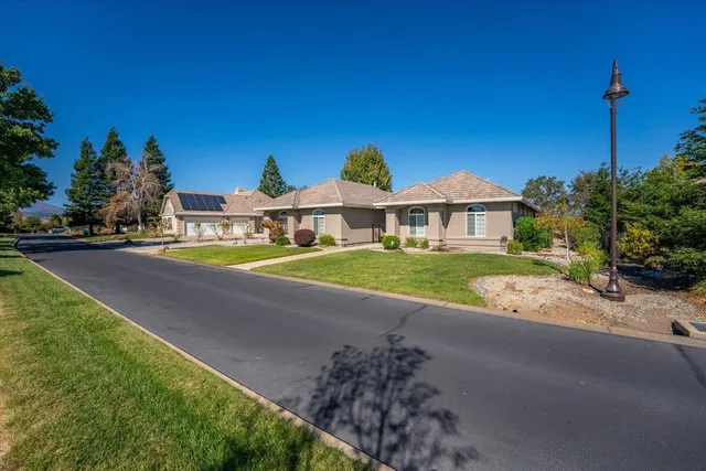 $800,000 | 827 Santa Cruz Drive, Redding, CA 96003