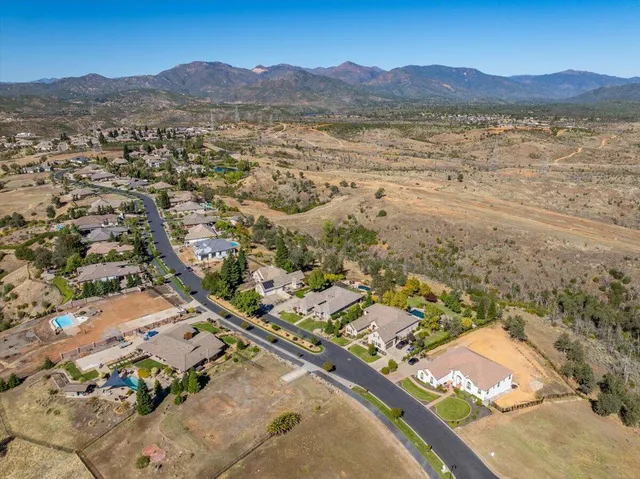 $800,000 | 827 Santa Cruz Drive, Redding, CA 96003