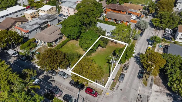 an aerial view of house with yard