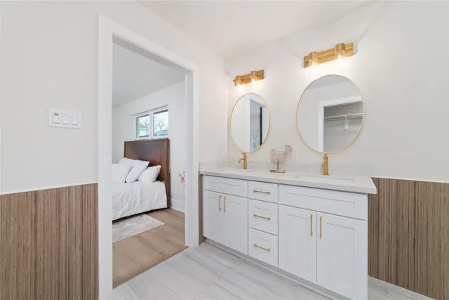 a en suite bathroom with 2 sink and a mirror