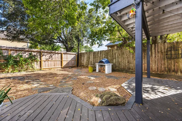 a view of back yard of the house