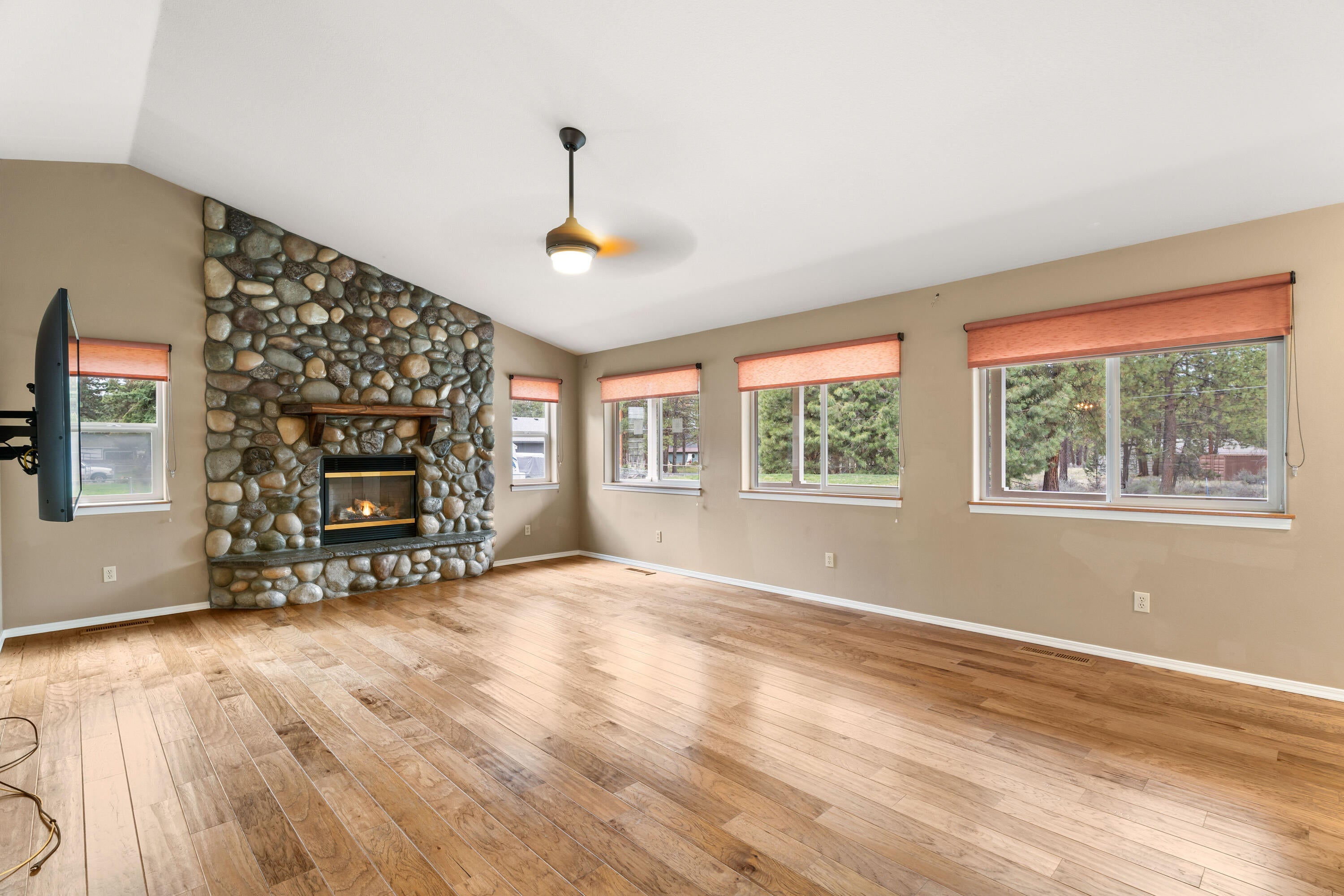 19405 Indian Summer Road Bend, OR 97702 - Photo 12 of 37 23-Living Room
