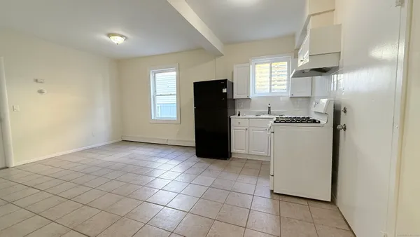 $1,700 | 236 Greenwich Avenue, Unit 5, Stamford, CT 06902