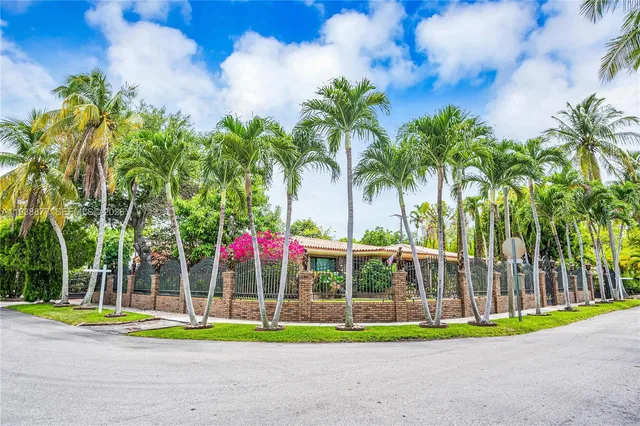 $2,595,000 | 110 Shore Drive West, Miami, FL 33133