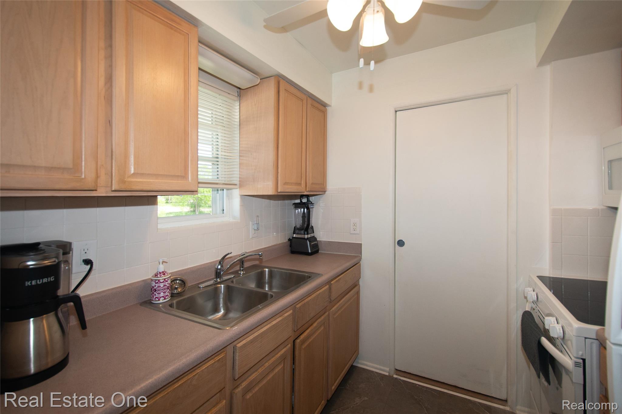 26955 Milford Road, Unit 24 New Hudson, MI 48165 - Photo 4 of 26 004_16.jpg