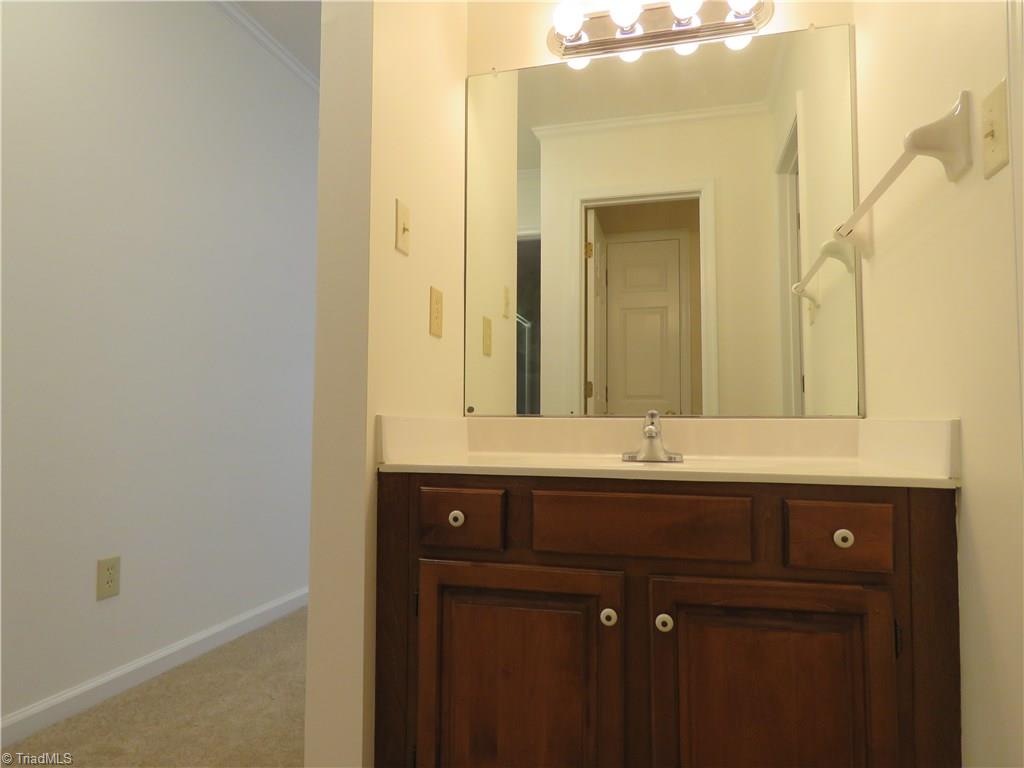 129 Pebble Rdg Lane Winston-Salem, NC 27104 - Photo 14 of 24 Master bath with linen closet and tub/shower combo