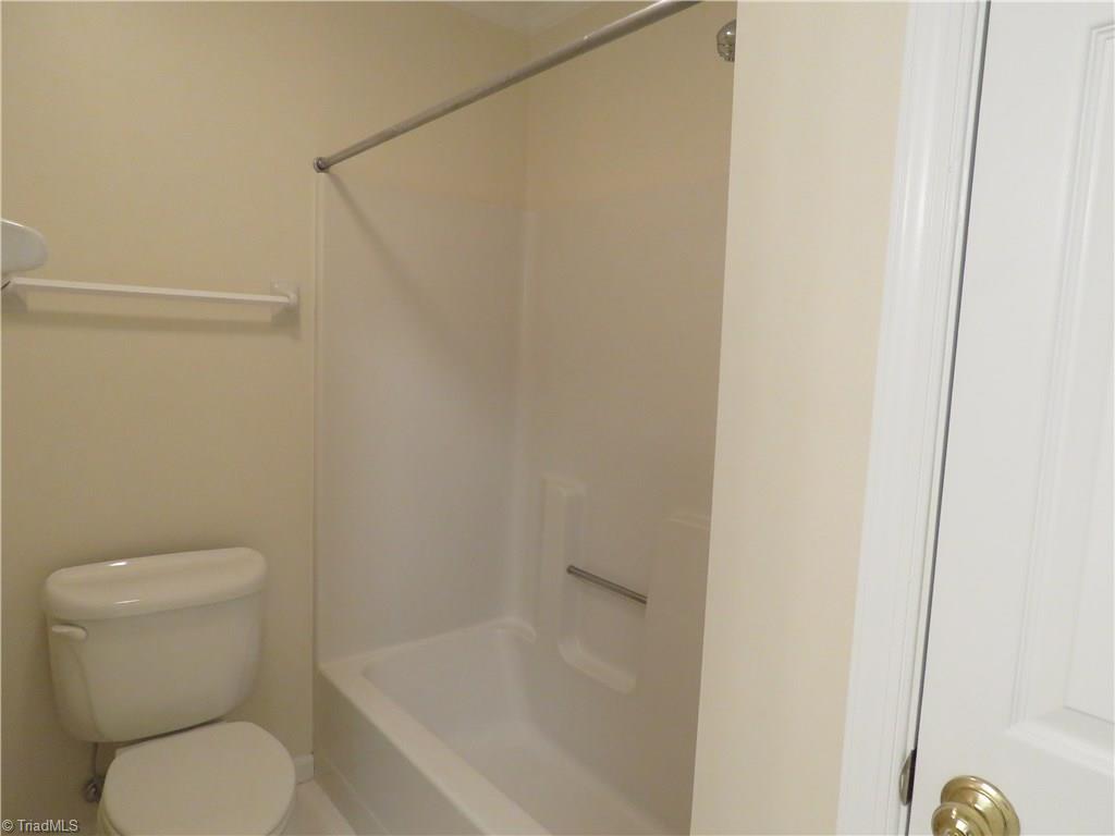 129 Pebble Rdg Lane Winston-Salem, NC 27104 - Photo 15 of 24 Master bath tub shower combo