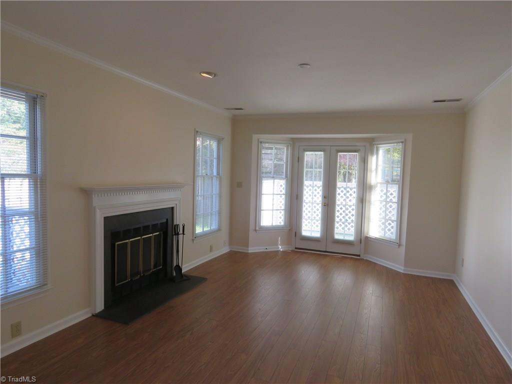 129 Pebble Rdg Lane Winston-Salem, NC 27104 - Photo 7 of 24 Great room is spacious and has access to back deck.
