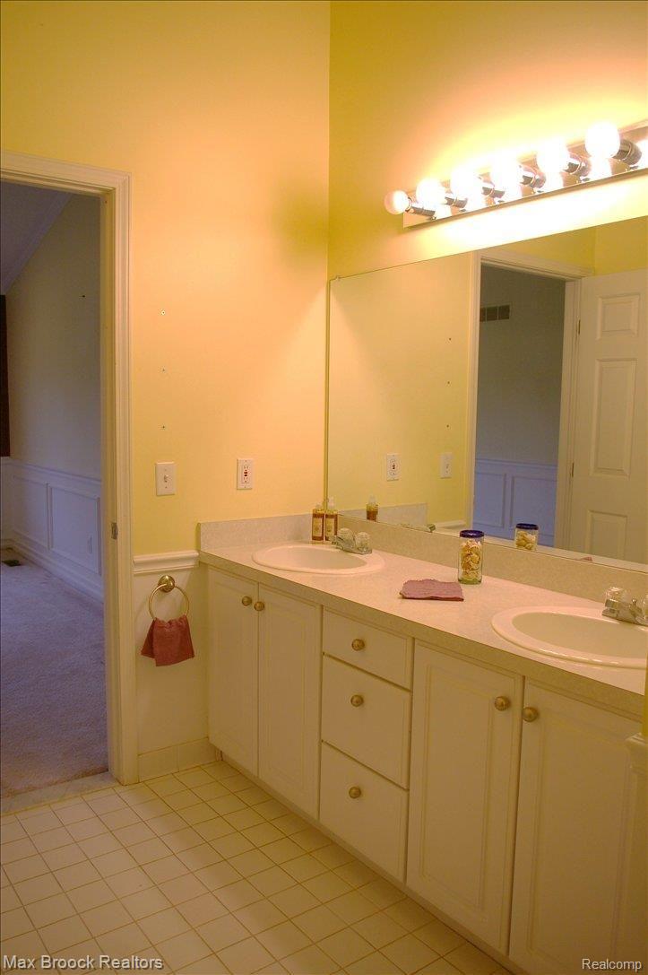 4065 East Commerce Road Commerce Township, MI 48382 - Photo 14 of 25 Master Bath