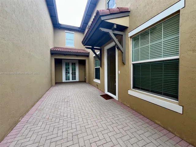 a view of a house with entryway and a yard