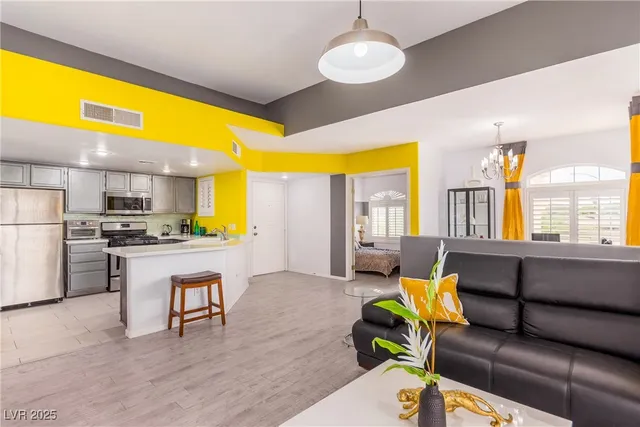 $1,595 | 7400 West Flamingo Road, Unit 2006, Las Vegas, NV 89147