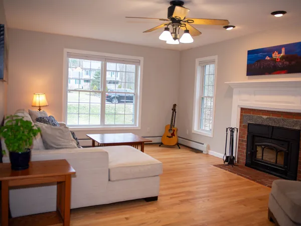 $879,900 | 28 Fieldstone Drive, Dover, NH 03820