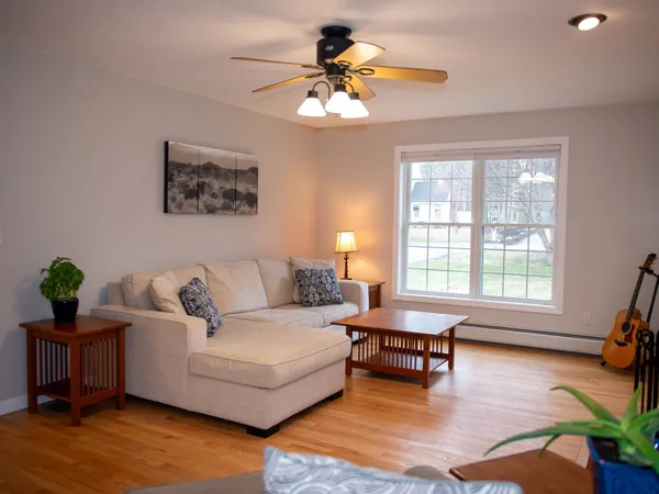 $879,900 | 28 Fieldstone Drive, Dover, NH 03820